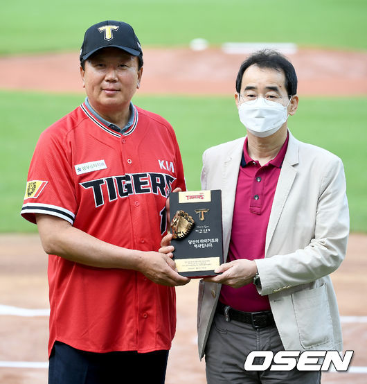 [OSEN=광주, 김성락 기자] 레전드 선동열 전 감독이 감사패를 받고이화원 KIA 타이거즈 대표이사와 함께 포즈를 취하고 있다./ksl0919@osen.co.kr