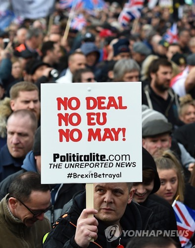 극우정당인 영국독립당 주최로 런던서 브렉시트 촉구 시위 [EPA=연합뉴스]