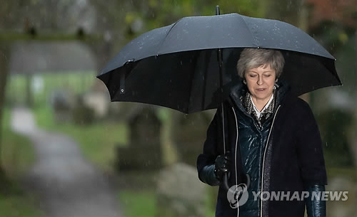 빗속 걸어가는 메이 英총리…"브렉시트 합의안 부결시 전례없는 혼란"(런던 AFP=연합뉴스) 테리사 메이 영국 총리가 9일(현지시간) 런던의 한 교회에서 예배를 마친 뒤 우산을 받쳐들고 비오는 거리를 걷고 있다. 메이 총리는 이날 데일리 메일 일요판인 메일 온 선데이에 실린 인터뷰에서 오는 11일 예정된 브렉시트 합의안에 대한 의회 투표가 부결될 경우 전례 없는 혼란이 우려된다고 밝혔다.
    ymarshal@yna.co.kr
(끝)