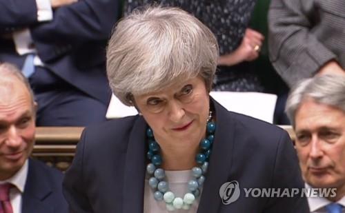 10일(현지시간) 하원에서 브렉시트 합의안 표결 연기를 발표하는 테리사 메이 영국 총리[AFP=연합뉴스]