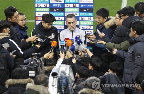 벤투 감독에 쏠린 관심(울산=연합뉴스) 김용태 기자 = 11일 오후 울산종합운동장에서 파울루 벤투 대한민국 축구 국가대표팀 감독이 취재진과 인터뷰하고 있다.     yongtae@yna.co.kr
(끝)