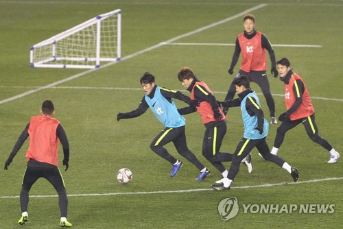 벤투호, 울산서 담금질 시작(울산=연합뉴스) 김용태 기자 = 11일 오후 울산종합운동장에서 대한민국 축구 국가대표팀 선수들이 미니게임을 하며 훈련하고 있다.     yongtae@yna.co.kr
(끝)