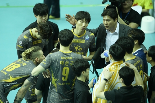 선수들을 다독이는 권순찬 감독(서울=연합뉴스) 권순찬 KB손해보험 감독이 11일 안산 상록수체육관에서 열린 OK저축은행과의 방문경기 중 작전시간을 통해 선수들을 다독이고 있다. [한국배구연맹 제공]