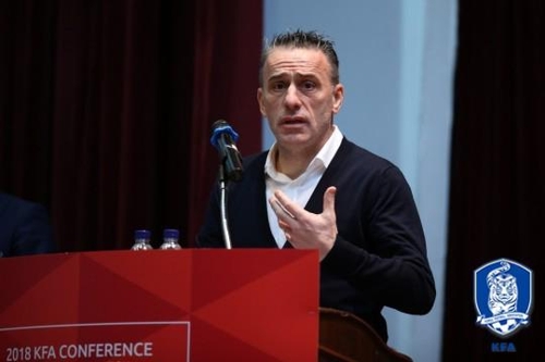 KFA 콘퍼런스에서 강연하는 파울루 벤투 축구대표팀 감독[대한축구협회 제공]