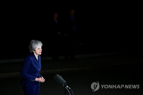 신임투표 승리 후 성명을 발표하는 테리사 메이 영국 총리 [로이터=연합뉴스]