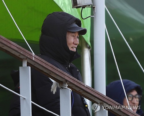 연습경기 지켜보는 김학범 감독(울산=연합뉴스) 김용태 기자 = 12일 오후 울산시 동구 미포구장에서 김학범 감독이 23세 이하(U-23) 축구대표팀과 울산대의 연습경기를 지켜보고 있다. 2018.12.12
    yongtae@yna.co.kr
(끝)