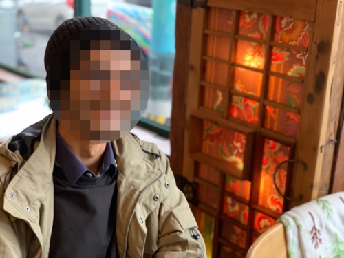 인터뷰 하는 예멘인 E씨    (제주=연합뉴스) 박지호 기자 = 14일 난민 지위를 인정받은 예멘인 E씨가 14일 오후 제주시 삼도동 레스토랑 '와르다'에서 연합뉴스와 인터뷰를 하고 있다.