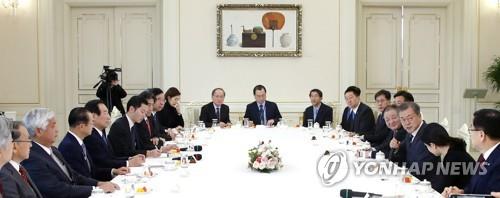 문 대통령, 한일의원연맹 대표단 접견(서울=연합뉴스) 배재만 기자 = 문재인 대통령이 14일 오전 청와대에서 한일의원연맹 합동총회를 위해 방한한 누카가 후쿠시로 한일의원연맹 회장을 비롯한 일본 대표단과 강창일 한국 측 회장을 비롯한 한국 대표단과 만나 얘기를 나누고 있다.
scoop@yna.co.kr