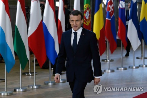 EU 정상회의장에 도착한 에마뉘엘 마크롱 프랑스 대통령 [AFP=연합뉴스]