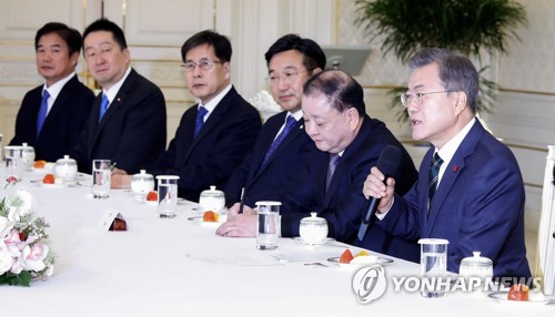 문 대통령, '한일의원연맹 대표단'(서울=연합뉴스) 배재만 기자 = 문재인 대통령이 14일 오전 청와대에서 한일의원연맹 합동총회를 위해 방한한 누카가 후쿠시로 한일의원연맹 회장을 비롯한 일본 대표단과 강창일 한국 측 회장을 비롯한 한국 대표단과 만나 얘기를 나누고 있다.  scoop@yna.co.kr