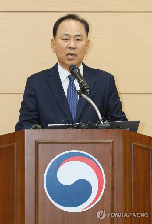 난민 심사결과 브리핑 하는 김도균 청장(제주=연합뉴스) 박지호 기자 = 김도균 제주출입국외국인청장이 14일 오전 제주시 용담동 제주출입국외국인청에서 예멘 난민 지위 신청자 심사결과를 발표하고 있다.  jihopark@yna.co.kr