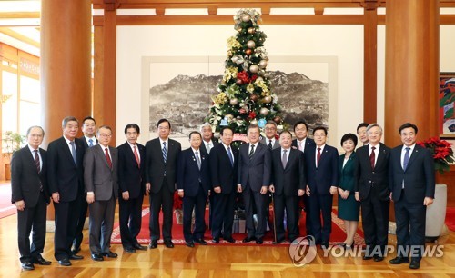 문 대통령, 한일의원연맹 대표단과 크리스마스트리 앞 기념촬영(서울=연합뉴스) 배재만 기자 = 문재인 대통령이 14일 오전 청와대에서 한일의원연맹 합동총회를 위해 방한한 누카가 후쿠시로 한일의원연맹 회장을 비롯한 일본 대표단과 강창일 한일의원연맹 회장을 비롯한 한국 대표단을 접견한 뒤 크리스마스트리 앞에서 기념촬영을 하고 있다.  scoop@yna.co.kr