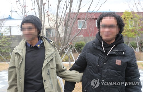 제주 첫 예멘인 난민인정자(제주=연합뉴스) 백나용 기자 = 14일 오후 제주시 용담동 한 공원에서 난민인정을 받은 예멘인들이 취재진의 질문에 답하고 있다.  dragon.me@yna.co.kr