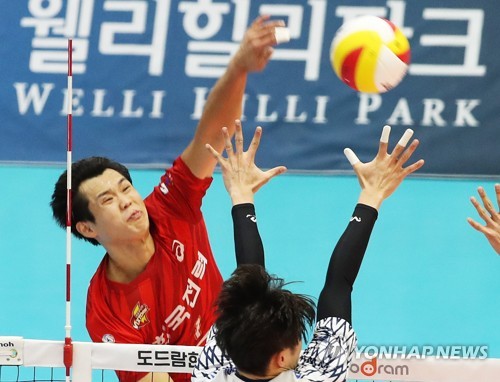 공격하는 서재덕(수원=연합뉴스) 홍기원 기자 = 14일 오후 경기도 수원시 장안구 수원실내체육관에서 열린 프로배구 도드람 2018-2019 V리그 남자부 한국전력과 우리카드의 경기. 한국전력 서재덕이 공격을 하고 있다. 2018.12.14 xanadu@yna.co.kr