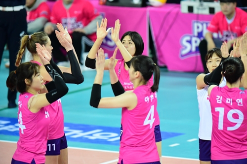 손뼉 부딪히며 기를 불어넣는 흥국생명 선수들 [한국배구연맹 제공]