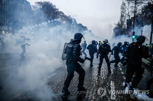 15일 샹젤리제 거리의 경찰관들 [AFP=연합뉴스]