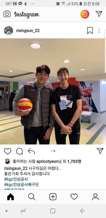 이태양과 한송이(서울=연합뉴스) 프로야구 한화 이글스 이태양이 16일 대전 충무체육관을 찾아 여자프로배구 KGC인삼공사 한송이와 기념 촬영을 하고 있다. [이태양 인스타그램 캡처]