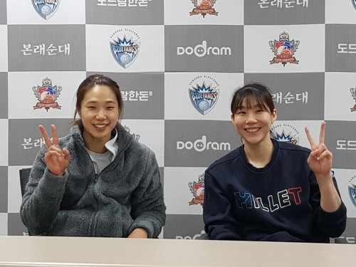 GS칼텍스 동료이자 친구 이소영과 이고은(대전=연합뉴스) GS칼텍스 세터 이고은(왼쪽)과 레프트 이소영이 16일 대전 충무체육관에서 열린 KGC인삼공사전에서 승리한 뒤 인터뷰장에서 밝은 표정으로 대화하고 있다.