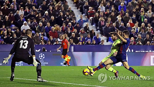 레반테전에서 '3골 2도움' 바르셀로나 메시의 2번째 득점 순간(발렌시아 EPA=연합뉴스) FC바르셀로나의 리오넬 메시(오른쪽 두 번째)가 16일(현지시간) 스페인 사우타트 데 발렌시아에서 열린 2018-2019 스페인 프로축구 프리메라리가 레반테와의 경기에서 팀의 두 번째 골을 넣고 있다. 바르셀로나는 이날 메시의 3골 2어시스트 맹활약에 힘입어 5-0으로 승리했다. jelee@yna.co.kr