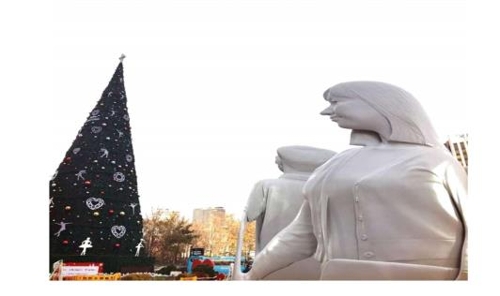 2016년 서울광장에 전시된 탈북 남성과 한국 여성의 조각상 '하나의 통일'[IOM 한국대표부 제공]