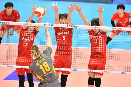 "펠리페를 막아라"(서울=연합뉴스) 한국전력 선수들이 18일 수원체육관에서 열린 KB손해보험과의 홈경기에서 상대 외국인 공격수 펠리페의 공격을막아서고 있다. [한국배구연맹 제공]