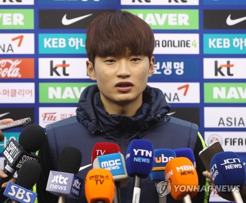 인터뷰하는 김진수(울산=연합뉴스) 김용태 기자 = 11일 오후 울산종합운동장에서 대한민국 축구 국가대표팀의 김진수가 취재진과 인터뷰하고 있다. 2018.12.11 yongtae@yna.co.kr