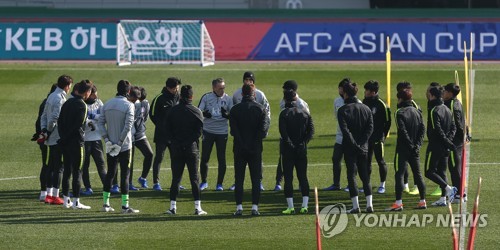 축구 국가대표팀, 울산서 마지막 담금질 (울산=연합뉴스) 김용태 기자 = 12일 오전 울산종합운동장에서 축구 국가대표팀 선수들이 파울루 벤투 감독으로부터 훈련 지시를 받고 있다. 2018.12.12 yongtae@yna.co.kr