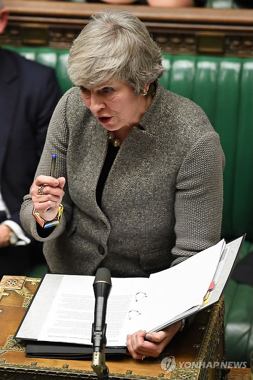 하원 출석한 메이 英총리…"브렉시트 합의안 승인투표 내년 1월 중순 실시"(런던 AFP=연합뉴스) 테리사 메이 영국 총리가 17일(현지시간) 영국 하원에 출석, 의원들의 질문에 답하고 있다. 이날 메이 총리는 지난주 유럽연합(EU) 정상회의에서 논의된 브렉시트 협상 상황을 설명하면서 브렉시트 합의안에 대한 하원의 승인 투표가 내년 1월 중순 실시될 것이라고 밝혔다. ymarshal@yna.co.kr