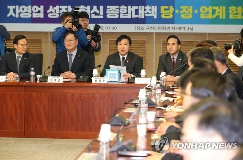 자영업 대책 당정에서 발언하는 홍종학 장관(서울=연합뉴스) 김현태 기자 = 홍종학 중소벤처기업부 장관이 20일 오전 국회 의원회관에서 열린 더불어민주당과 자영업 성장ㆍ혁신 종합대책 당ㆍ정ㆍ업계협의에서 발언하고 있다. 
    mtkht@yna.co.kr