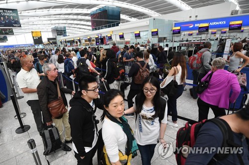 런던 히스로 공항 이용객들 [EPA=연합뉴스]
