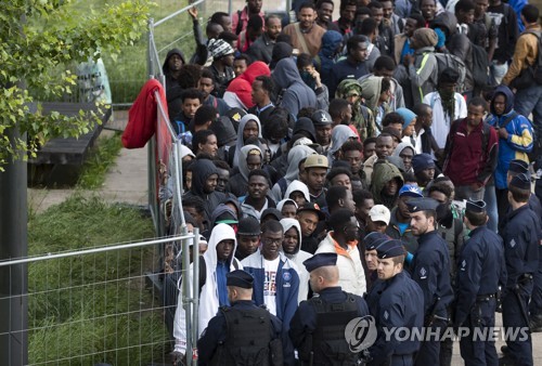 임시 수용시설 가기 위해 버스 기다리는 프랑스 난민들
[EPA=연합뉴스 자료사진]