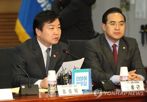 자영업 대책 당정에서 발언하는 홍종학 장관(서울=연합뉴스) 김현태 기자 = 홍종학 중소벤처기업부 장관이 20일 오전 국회 의원회관에서 열린 더불어민주당과 자영업 성장ㆍ혁신 종합대책 당ㆍ정ㆍ업계협의에서 발언하고 있다.  mtkht@yna.co.kr