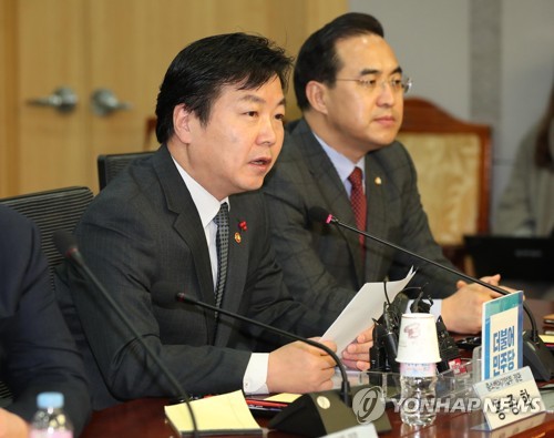 자영업 대책 당정에서 발언하는 홍종학 장관(서울=연합뉴스) 김현태 기자 = 홍종학 중소벤처기업부 장관이 20일 오전 국회 의원회관에서 열린 더불어민주당과 자영업 성장ㆍ혁신 종합대책 당ㆍ정ㆍ업계협의에서 발언하고 있다.  mtkht@yna.co.kr