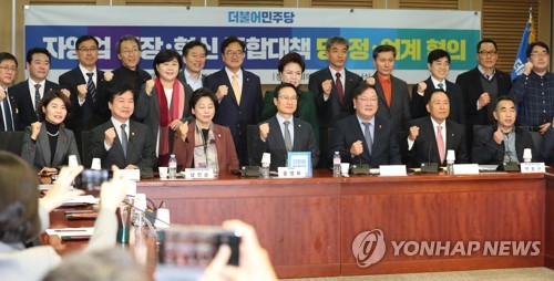 자영업 성장ㆍ혁신 종합대책 당ㆍ정ㆍ업계협의(서울=연합뉴스) 김현태 기자 = 더불어민주당 홍영표 원내대표, 홍종학 중소벤처기업부 장관 등 참석자들이 20일 오전 국회 의원회관에서 열린 자영업 성장ㆍ혁신 종합대책 당ㆍ정ㆍ업계협의에서 파이팅하고 있다.  mtkht@yna.co.kr