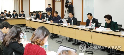 중기부 '자영업 성장ㆍ혁신 종합대책' 브리핑(서울=연합뉴스) 홍종학 중소벤처기업부 장관이 20일 오전 서울 여의도 중소기업중앙회에서 '자영업 성장ㆍ혁신 종합대책'을 설명하고 있다.  [중소벤처기업부 제공] photo@yna.co.kr