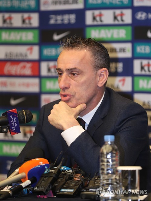 벤투호 명단 발표(울산=연합뉴스) 김용태 기자 = 20일 오후 울산 롯데호텔에서 파울루 벤투 축구 국가대표팀 감독이 2019 AFC 아시안컵에 출전할 선수 명단을 발표하고 있다. 2018.12.20 yongtae@yna.co.kr