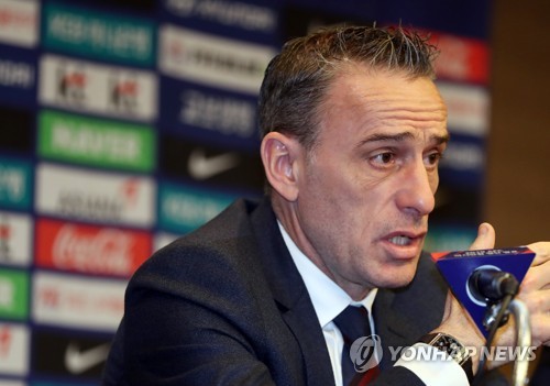 발탁 이유 설명하는 벤투 감독(울산=연합뉴스) 김용태 기자 = 20일 오후 울산 롯데호텔에서 파울루 벤투 축구 국가대표팀 감독이 2019 AFC 아시안컵에 출전할 선수 명단을 발표하고 있다. 2018.12.20 yongtae@yna.co.kr