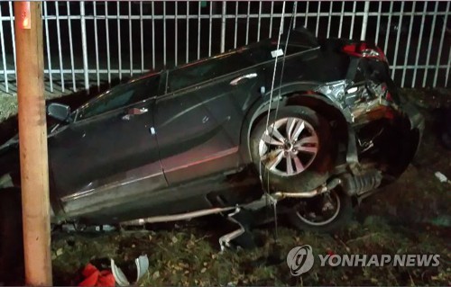 화천서 아들 면회 후 귀가 일가족 교통사고(화천=연합뉴스) 20일 오후 6시 4분께 강원 화천군 화천읍 육군 모 부대 인근 460번 국도에서 김모(53)씨가 몰던 쏘렌토 승용차가 도로 옆 가로수를 들이받고 넘어져 있다. 이 사고로 운전자 김씨의 아내와 두 딸, 아들의 지인 등 일가족 4명이 숨지고 운전자 김씨가 크게 다쳤다. 2018.12.20 [강원도소방본부 제공] conanys@yna.co.kr