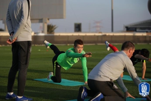 체력훈련을 펼치는 골키퍼 조현우[대한축구협회 제공]