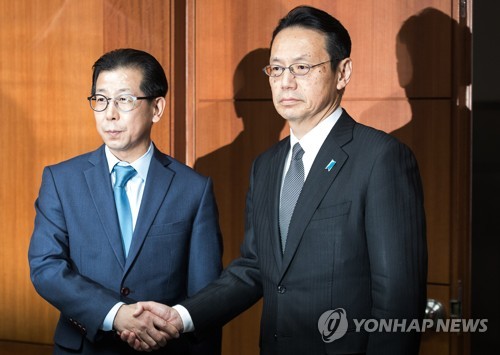 한일 외교당국자 악수[연합뉴스 자료사진] 김용길 외교부 동북아시아국장(왼쪽)과 가나스기 겐지(金杉憲治) 일본 외무성 아시아대양주 국장이 1월8일 오후 서울 도렴동 외교부 청사에서 열린 한일 외교부 국장급 협의에 참석해 악수하고 있다.
    지난달 19일 도쿄에서 개최된 한일 외교장관회담에서 양국 국장급 협의 정례화 및 활성화에 합의한 뒤 20일 만에 열리는 이번 협의에서는 주로 위안부 합의의 향배에 대해 의견 교환이 이뤄질 것으로 보인다. 2018.1.8 hihong@yna.co.kr