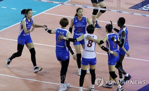 '그래 이거야'(김천=연합뉴스) 김준범 기자 = 28일 경북 김천실내체육관에서 열린 프로배구 여자부 도로공사와 GS칼텍스의 경기. 득점한 도로공사 선수들이 환호하고 있다. 2018.11.28 psykims@yna.co.kr