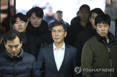 굳은 표정의 안희정 전 지사(서울=연합뉴스) 이동환 기자 = 지위를 이용해 비서에게 성폭력을 가한 혐의를 받는 안희정 전 충남도지사가 지난 21일 서초구 서울고등법원에서 열린 항소심 첫 공판에 출석한 모습. 2018.12.21 dhlee@yna.co.kr