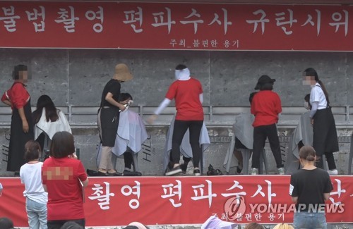 다시 모인 여성 1만5천여명…"성차별 몰카 편파수사"(서울=연합뉴스) 9일 오후 서울 종로구 지하철 4호선 혜화역 인근에서 다음 카페 여성 단체 '불편한 용기' 주최로 열린 '불법촬영 편파 수사 2차 규탄 시위'에서 집회 참가자들이 '홍익대 누드모델 몰카(몰래카메라) 사건'에 대한 경찰의 성(性)차별 편파 수사를 비판하며 삭발식을 진행하고 있다. 2018.6.9 [연합뉴스TV 제공] photo@yna.co.kr