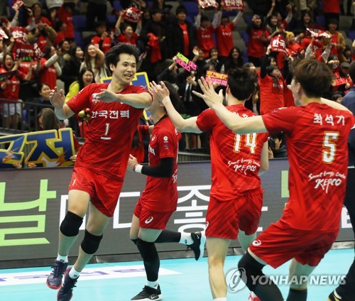 한국전력 '드디어 첫 승'(수원=연합뉴스) 홍기원 기자 = 18일 오후 경기도 수원시 장안구 수원실내체육관에서 열린 프로배구 도드람 2018-2019 V리그 남자부 한국전력과 KB손해보험의 경기. 세트스코어 3-2로 승리하며 16연패 끝에 첫 승을 거둔 한국전력 선수들이 기뻐하고 있다. 2018.12.18 xanadu@yna.co.kr