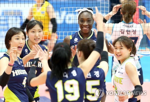 득점 후 환호하는 현대건설 선수들[현대건설배구단 제공]