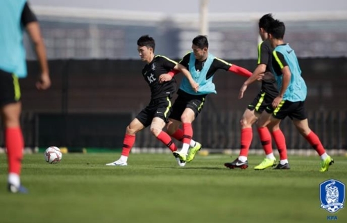 축구대표팀 선수들이 25일(현지시간) 아랍에미리트 아부다비 크리켓필드에서 훈련하고 있다. [대한축구협회 제공]