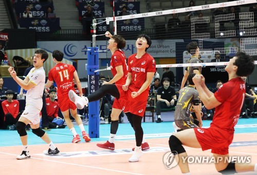 환호하는 한국전력 선수들(수원=연합뉴스) 홍기원 기자 = 18일 오후 경기도 수원시 장안구 수원실내체육관에서 열린 프로배구 도드람 2018-2019 V리그 남자부 한국전력과 KB손해보험의 경기. 득점에 성공한 한국전력 선수들이 기뻐하고 있다. 2018.12.18 xanadu@yna.co.kr