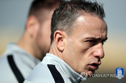 훈련 지켜보는 벤투(서울=연합뉴스) 파울루 벤투 축구대표팀 감독이 25일 아랍에미리트(UAE) 아부다비의 셰이크 자예드 크리켓 스타디움 훈련장에서 선수들의 훈련 모습을 지켜보고 있다.  [대한축구협회 제공] photo@yna.co.kr