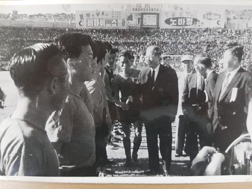 장면 전 총리(중앙)가 1960년 아시안컵 참가한 선수들을 격려하고 있다.[박경화씨 제공]