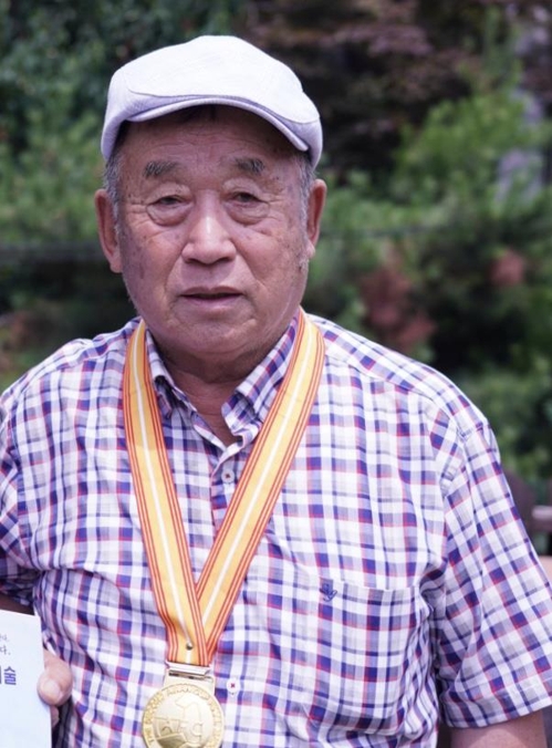 1960년 아시안컵 금메달을 목에 건 박경화 전 축구협회 기술위원장 [연합뉴스 자료 사진]